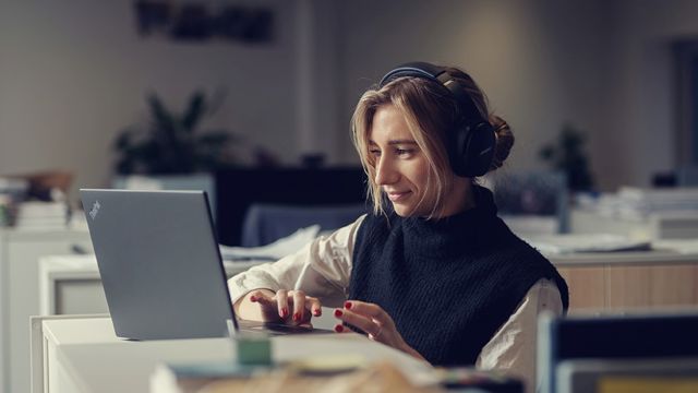 Norad-ansatt med laptop