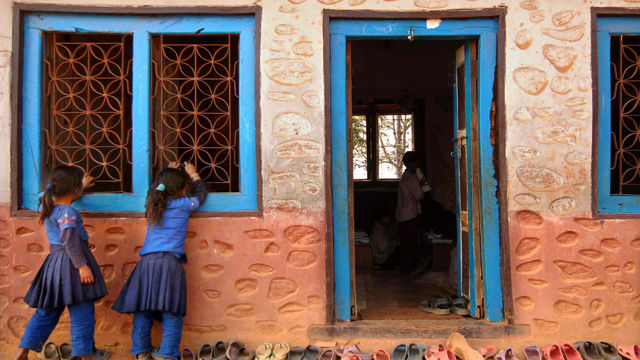 Elever titter inn i skolestua