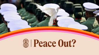 En hvit due flyr over en gruppe personer i uniform med hvite luer, med teksten "Peace Out?" nederst i bildet.